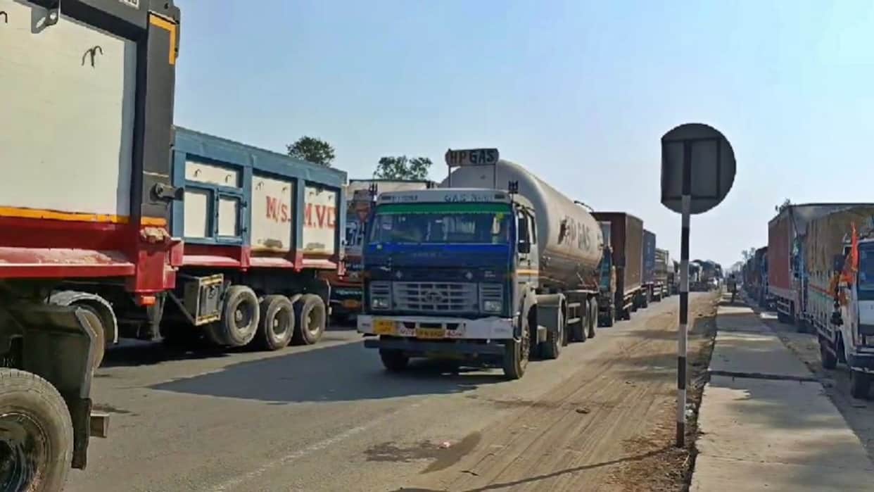 Mahakumbh Traffic News 30 Km Jam at UP Bihar Border Travelers Stuck for 24 Hours Check latest updates advisory