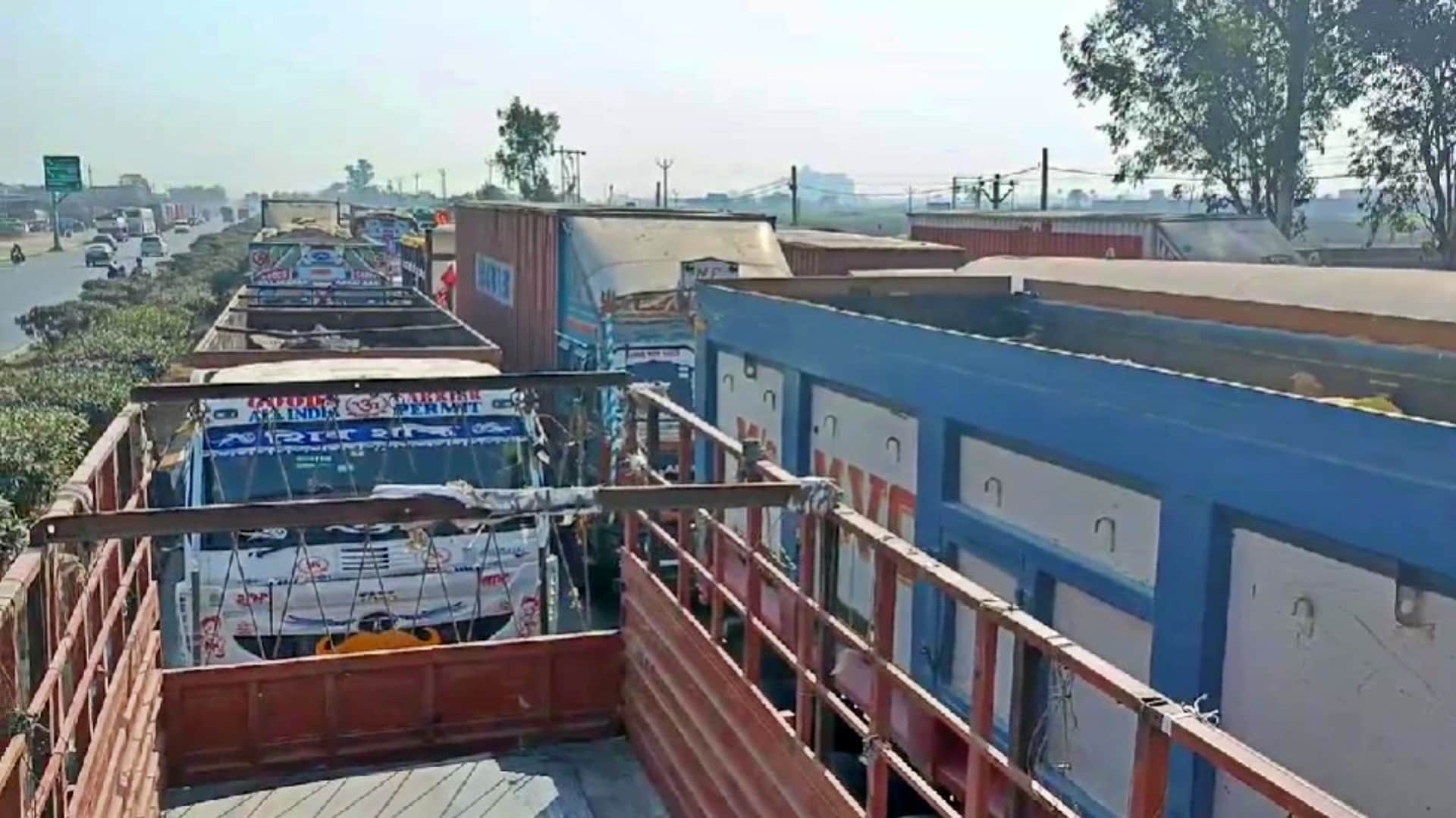 Mahakumbh Traffic News 30 Km Jam at UP Bihar Border Travelers Stuck for 24 Hours Check latest updates advisory