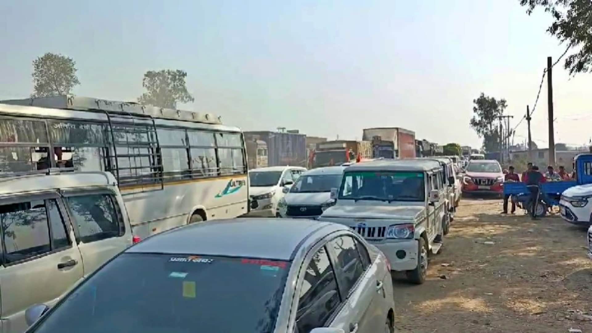 Mahakumbh Traffic News 30 Km Jam at UP Bihar Border Travelers Stuck for 24 Hours Check latest updates advisory
