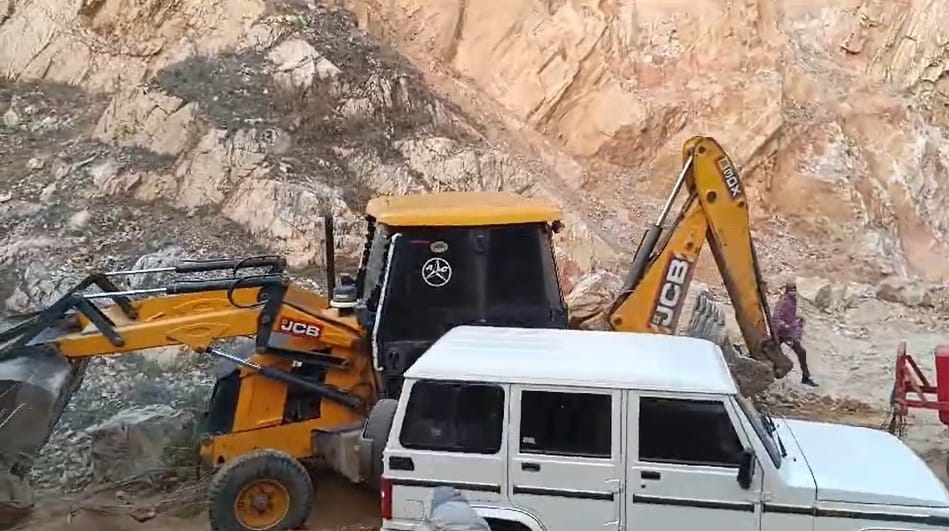 forest department team was surrounded and attacked by thieves In Mahindergarh