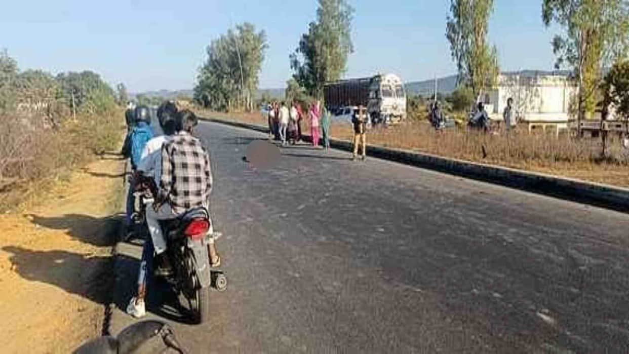 Sidhi News: A young man injured in a bike collision was crushed by a truck and died