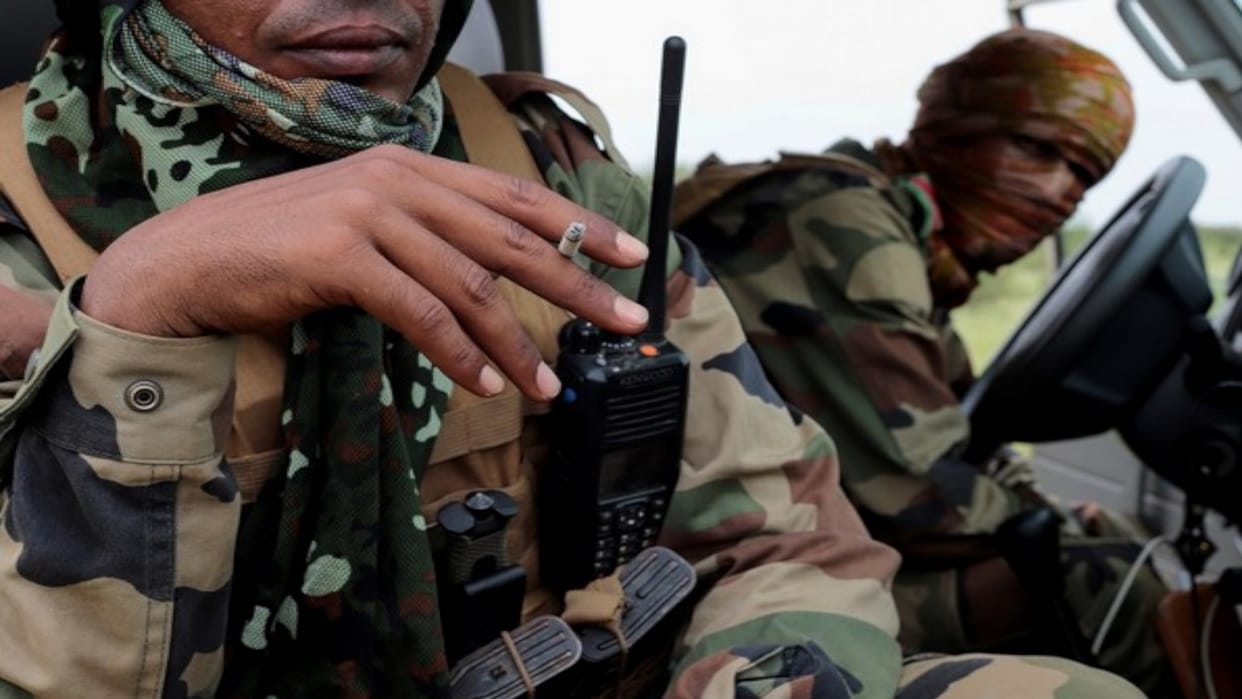 Gunmen have attacked a convoy of vehicles escorted by Mali's army, killing 25 civilians