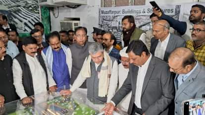 मुजफ्फरपुर में वर्ल्ड क्लास स्टेशन मॉडल का जायजा लेते रेल मंत्री तथा अन्य लोग