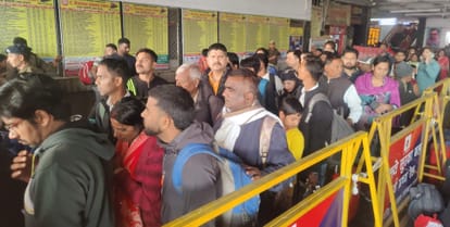 MahaKumbh 2025 Special trains going to Prayagraj stopped 10 thousand passengers stranded