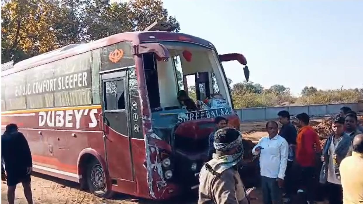Two buses full of devotees collided in Sonbhadra There was a lot of shouting and screaming