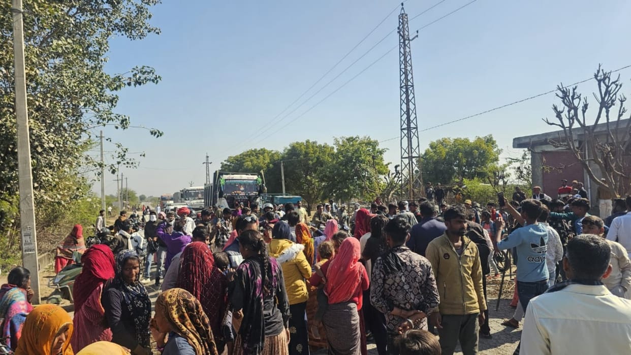 Kekri: Kalbelia community blocks Kekri-Baghera-Toda road in protest against gravel mafia, police intervenes