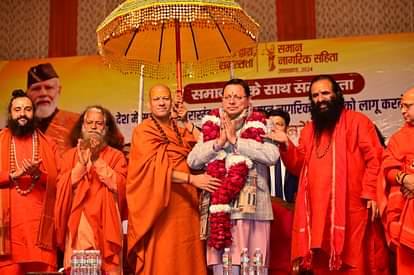 Uttarakhand CM DHami honored in gathering of saints for UCC in prayagraj Mahakumbh