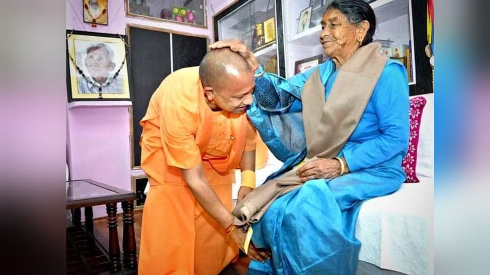 Uttarakhand News CM Yogi reached his school remembered his childhood days teacher also share Moment