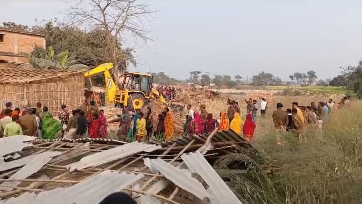 Samastipur News: Villagers attack police team that went to remove encroachment, CO's car damaged, chaos