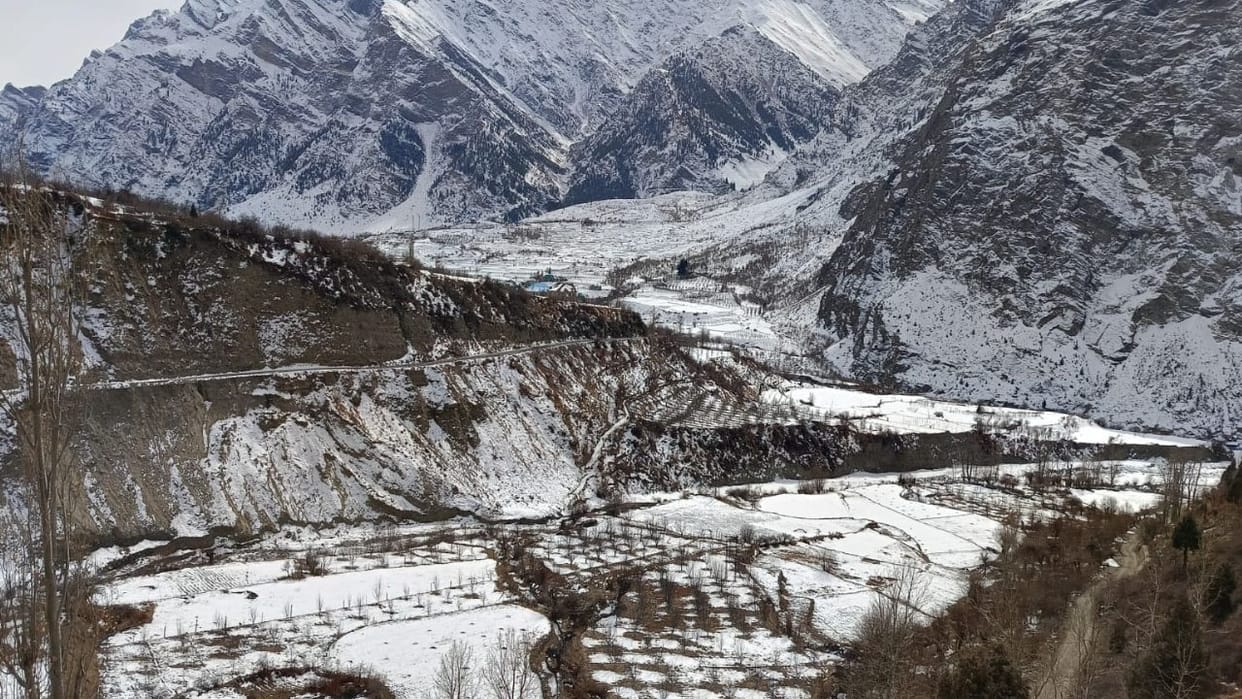 Himachal Ka Mausam Snowfall on Rohtang Pass Lahaul peaks chances of rain and snowfall today