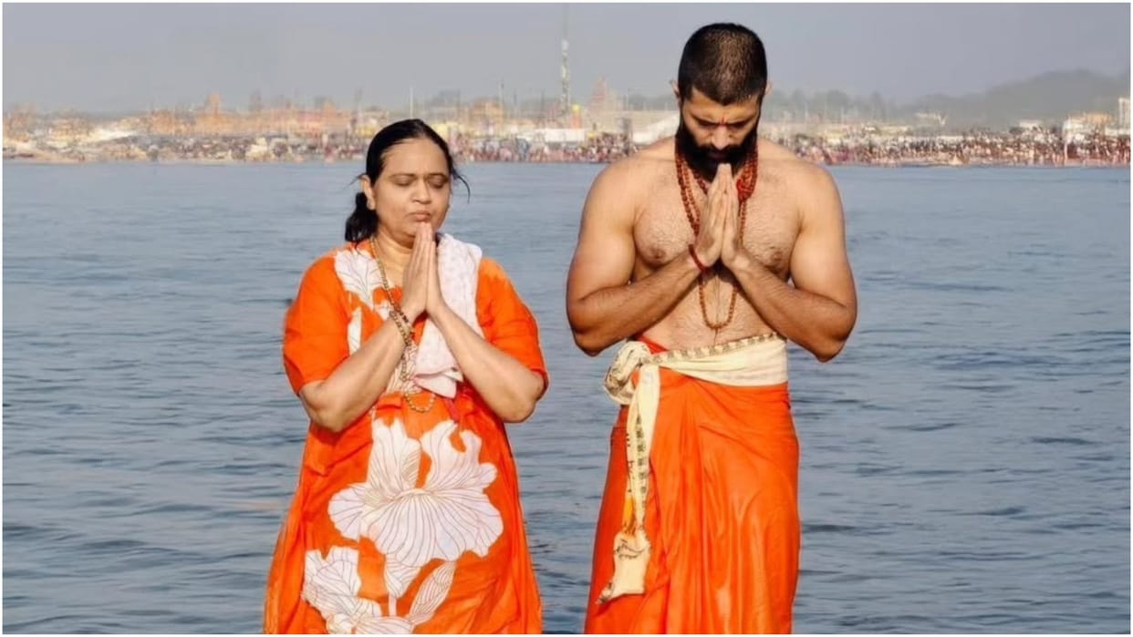 Amid teaser release of VD12 Vijay Deverakonda visits mahakumbh 2025 take holy dip with mother