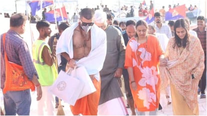 Amid teaser release of VD12 Vijay Deverakonda visits mahakumbh 2025 take holy dip with mother