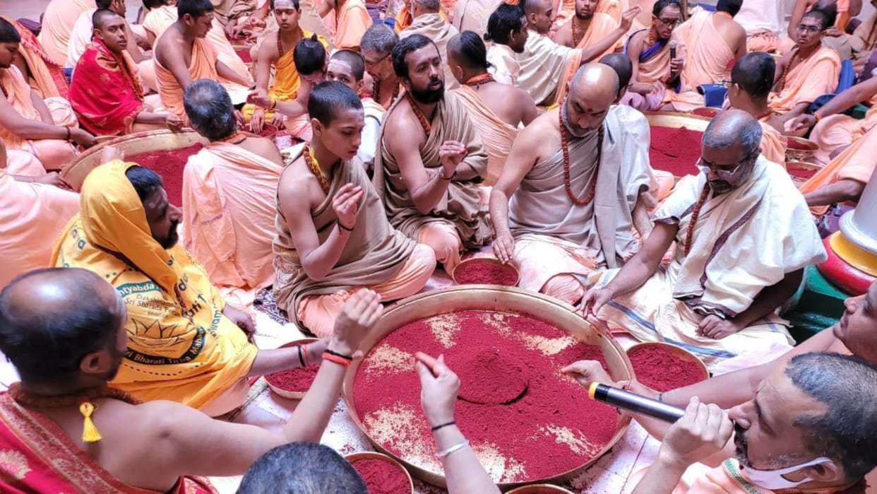 Kumbhabhishek in kashi Poornahuti done with kumkum from Chennai Mahanushthan