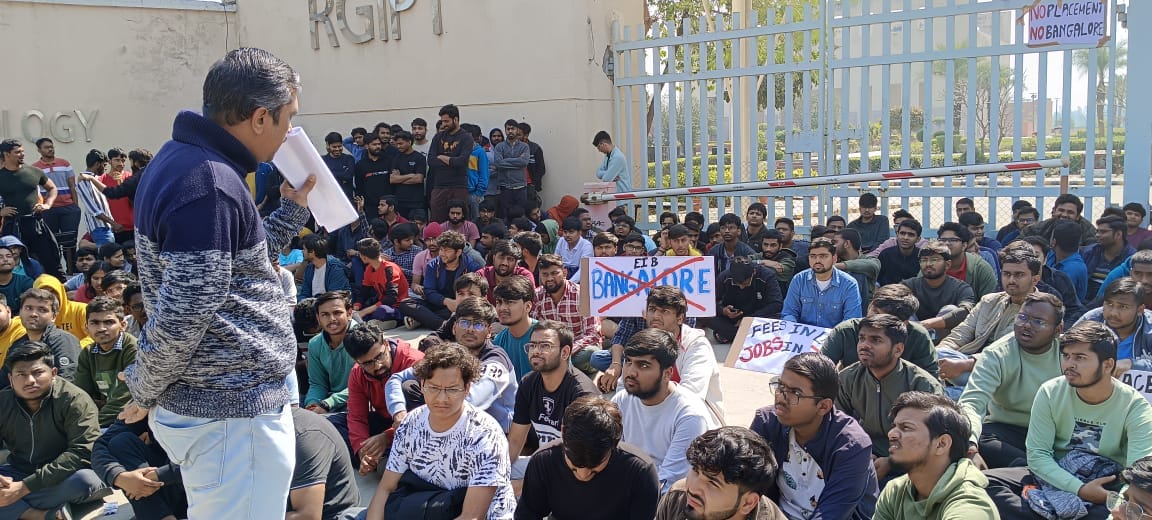 Rajiv Gandhi Petroleum Institute: Hundreds of students sat on strike, said - placement is not happening