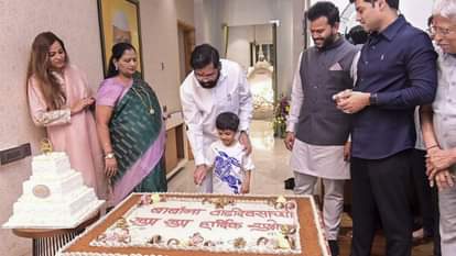 अपने 61वें जन्मदिन पर केक काटते महाराष्ट्र के उपमुख्यमंत्री एकनाथ शिंदे