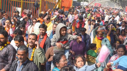 People come in Ayodhya in big numbers.