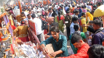 People come in Ayodhya in big numbers.
