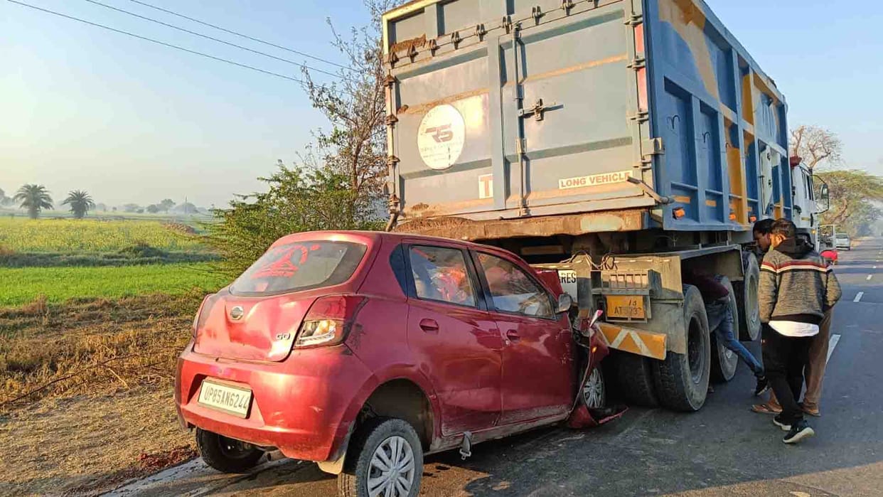 Car of devotees returning from Maha Kumbh collided with dumper, driver died, four injured