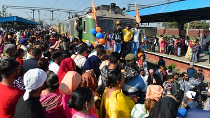 बेगमपुरा एक्सप्रेस से श्रद्धालुओं का जत्था जालंधर सिटी रेलवे स्टेशन से काशी के लिए रवाना हुआ।