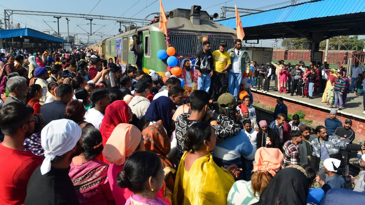 Ravidas Jayanti Niranjan Das come to Kashi today with NRI welcomed Cantt Railway Station