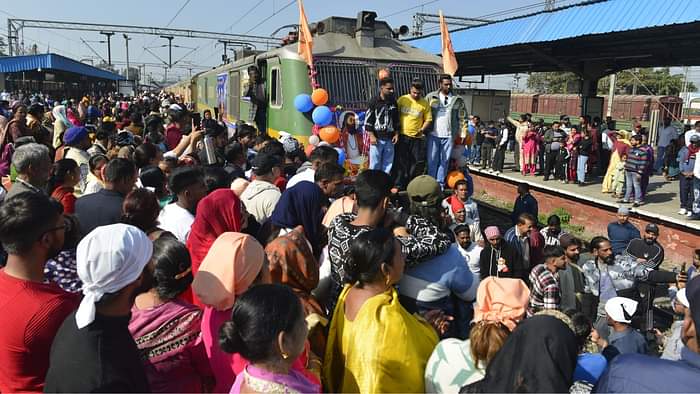 Sant Ravidas Jayanti 2025 Sant Niranjan Das and more than one lakh followers reached Varanasi