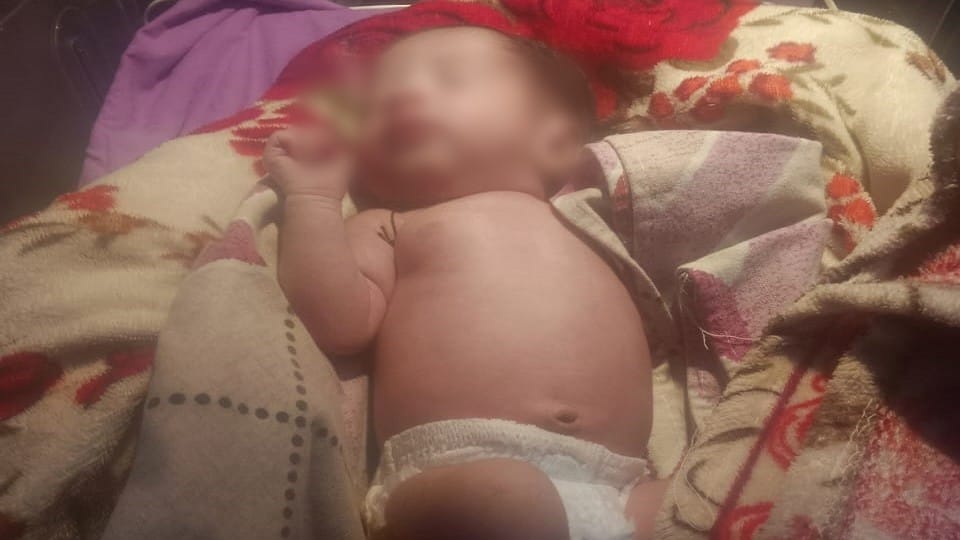young man became an angel for innocent boy lying on roadside took him to hospital with help of police