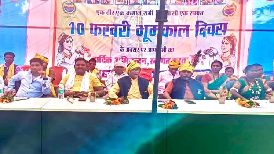 बैठक में मौजूद समाज के लोग