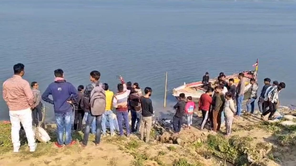 Buxar News: Body of youth found at Sati Ghat of Ganga, had jumped into water at Ramrekha Ghat two days ago
