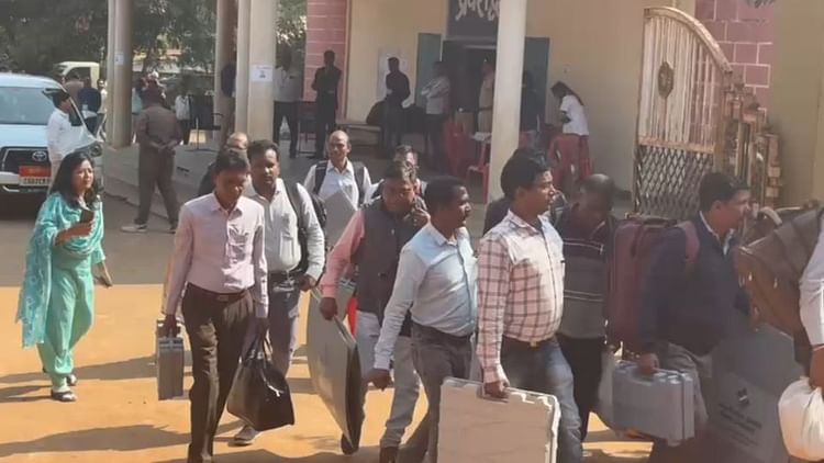 निकाय चुनाव: बालोद में 164 मतदान केंद्रों पर 86 हजार मतदाता करेंगे मतदान, कलेक्टर ने चुनाव दलों को किया रवाना