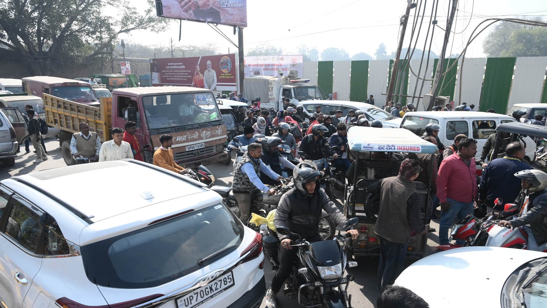 Chaos due to traffic jam in Prayagraj, vehicles are crawling in all the districts connecting Sangamnagari