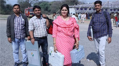 ड्यूटी के लिए जाते मतदान कर्मी