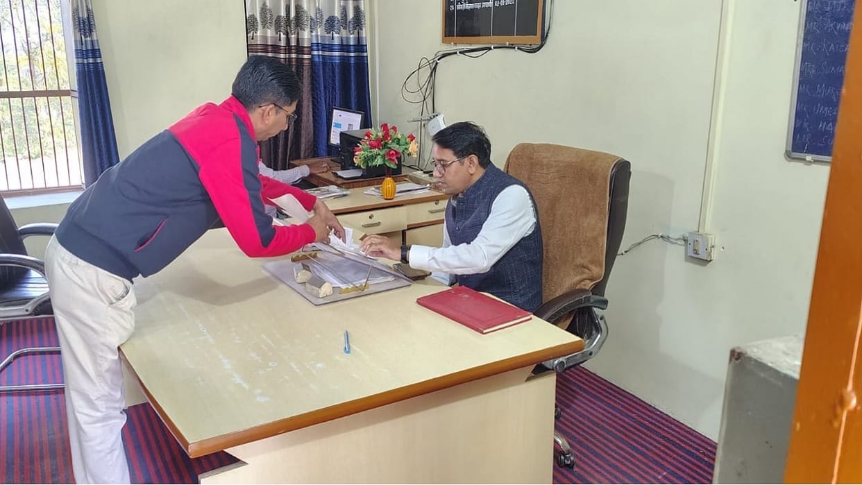 Narnaul: SDM Manoj Kumar conducted a surprise inspection of Nizampur and Nangal Dargu schools, four teachers f