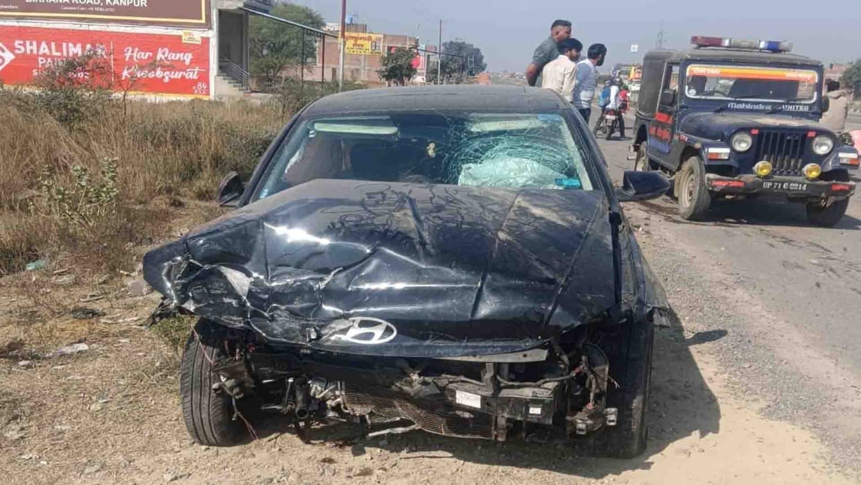 Fatehpur: Car collided with divider after tyre burst, three devotees injured