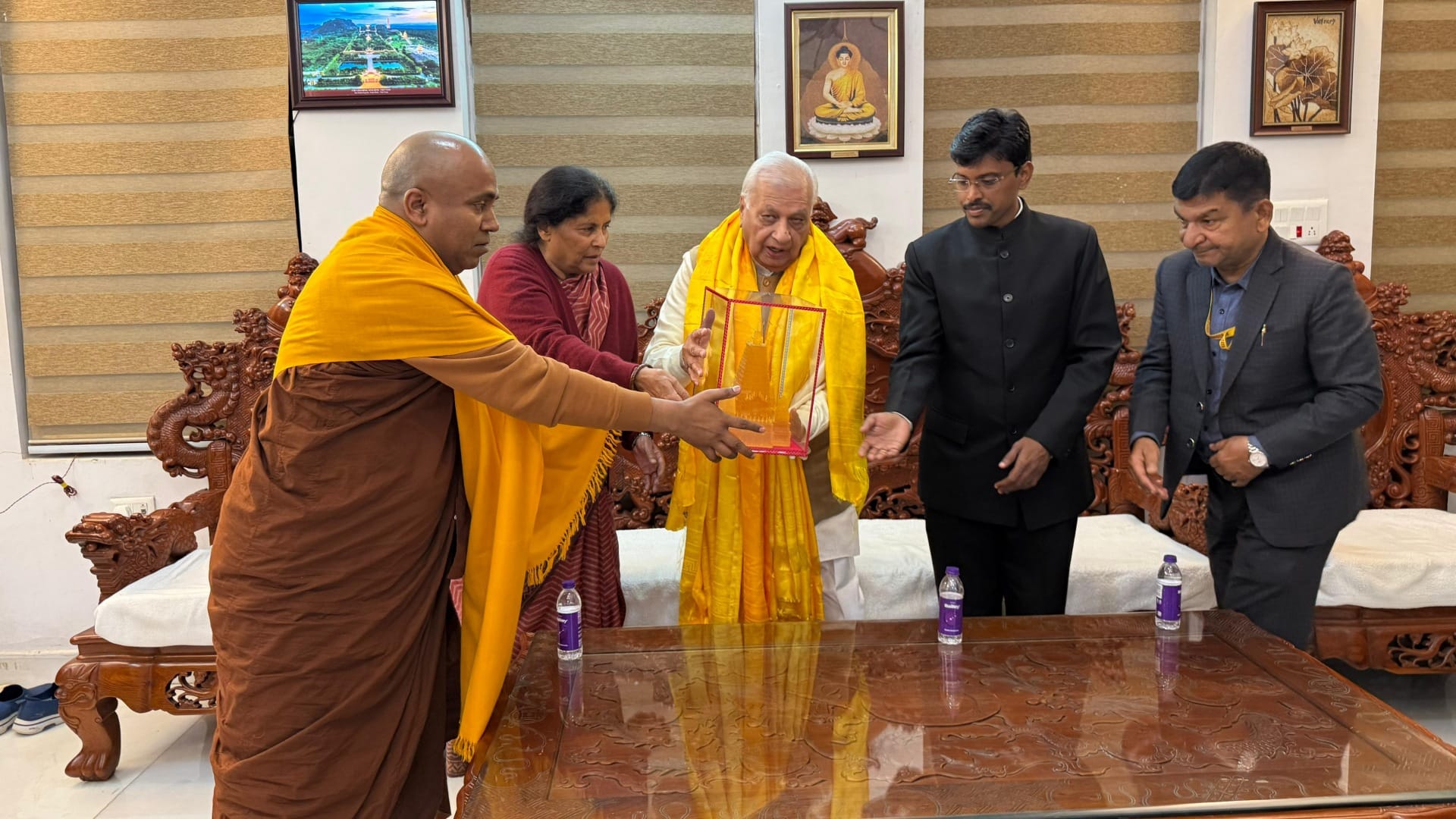 Gaya News: Governor Arif Mohammad Khan reached Mahabodhi Temple, prayed to Buddha for prosperity of Bihar