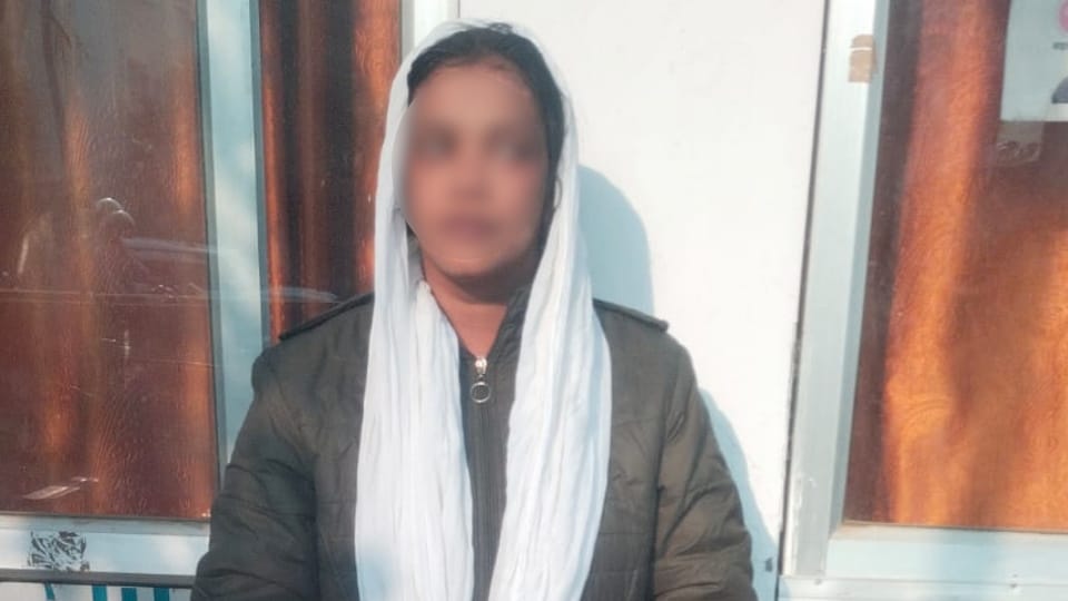 Gorakhpur police arrested Reshma and her associates young woman and a young man In prostitution case