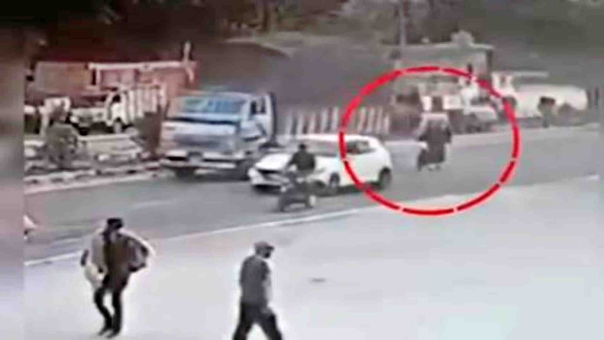 Jaipur News: A young man died after getting under a truck while trying to overtake
