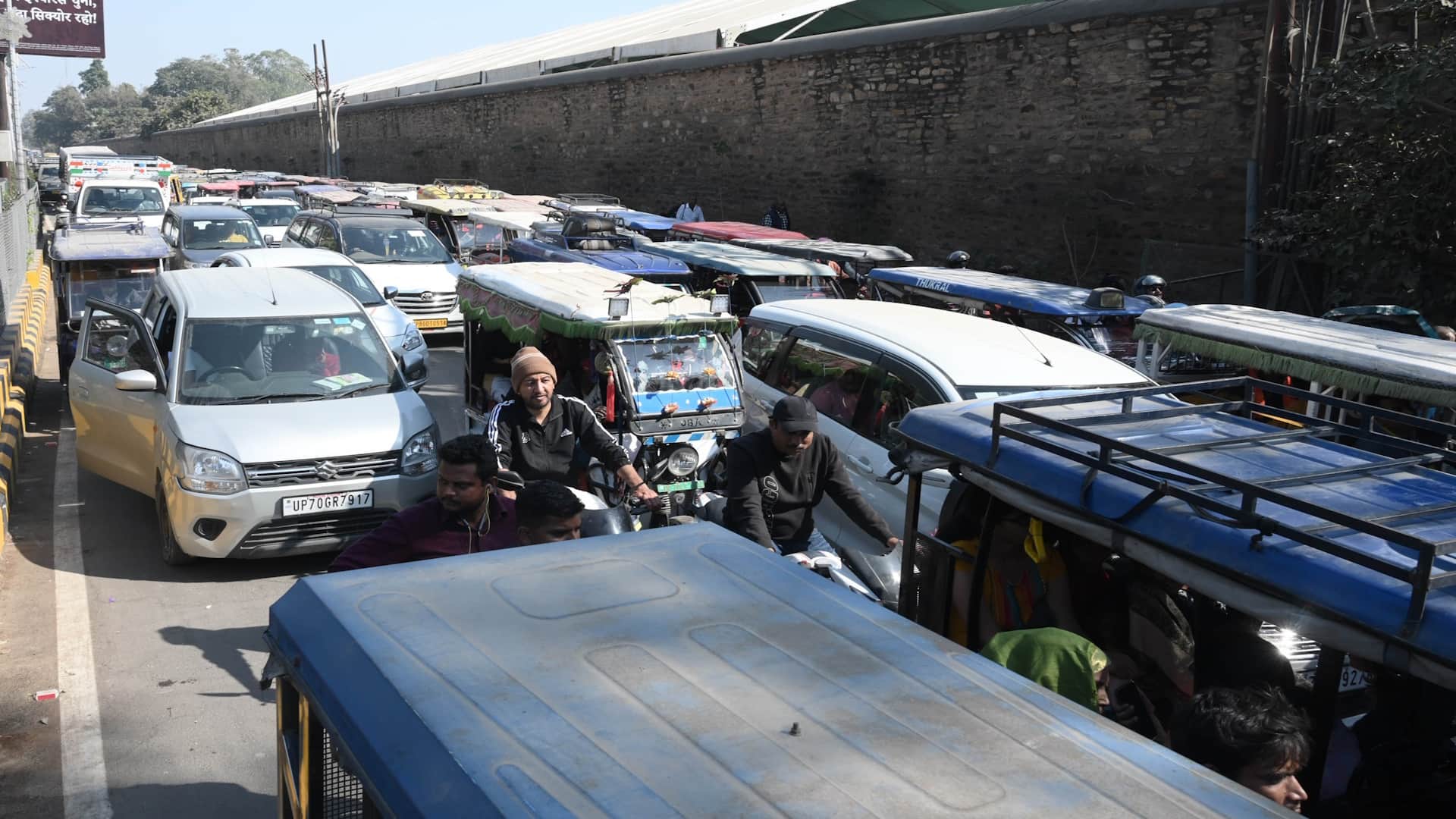 Chaos due to traffic jam in Prayagraj, vehicles are crawling in all the districts connecting Sangamnagari