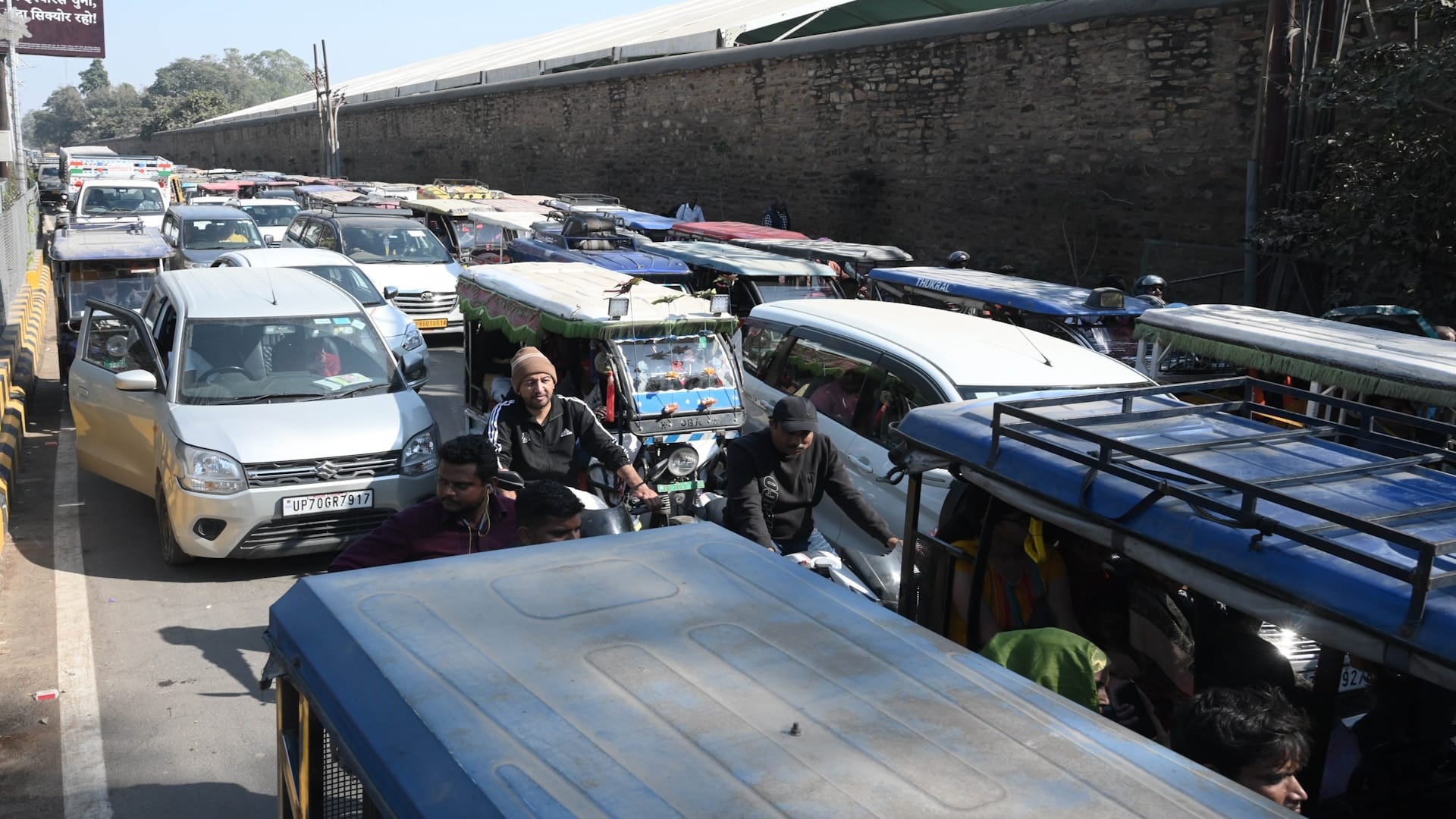 Chaos due to traffic jam in Prayagraj, vehicles are crawling in all the districts connecting Sangamnagari