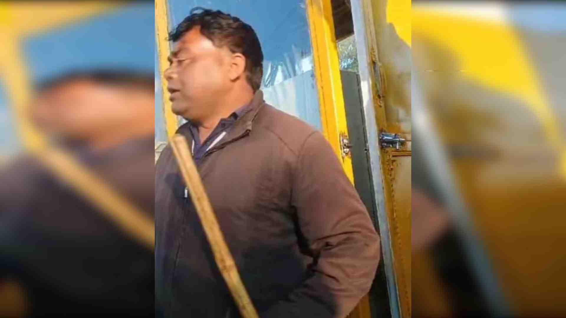लाठी लिए टोलकर्मी।