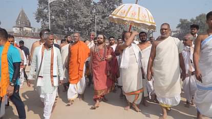 Ayodhya: Shankaracharya of Sringeri Peeth visited Ramlala, saw the progress of temple construction Shankaracharya of Shringi Peeth offers Prayer to Ramlala.