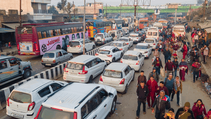 Mahakumbh 2025 Prayagraj traffic updates crowded in road buses and trains