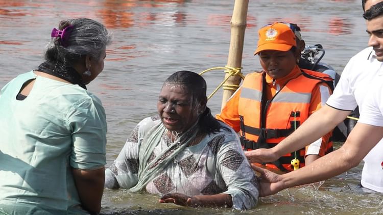 Mahakumbh 2025 Live: संगम में राष्ट्रपति द्रौपदी मुर्मू ने लगाई पवित्र डुबकी, प्रवासी पक्षियों को खिलाया दाना