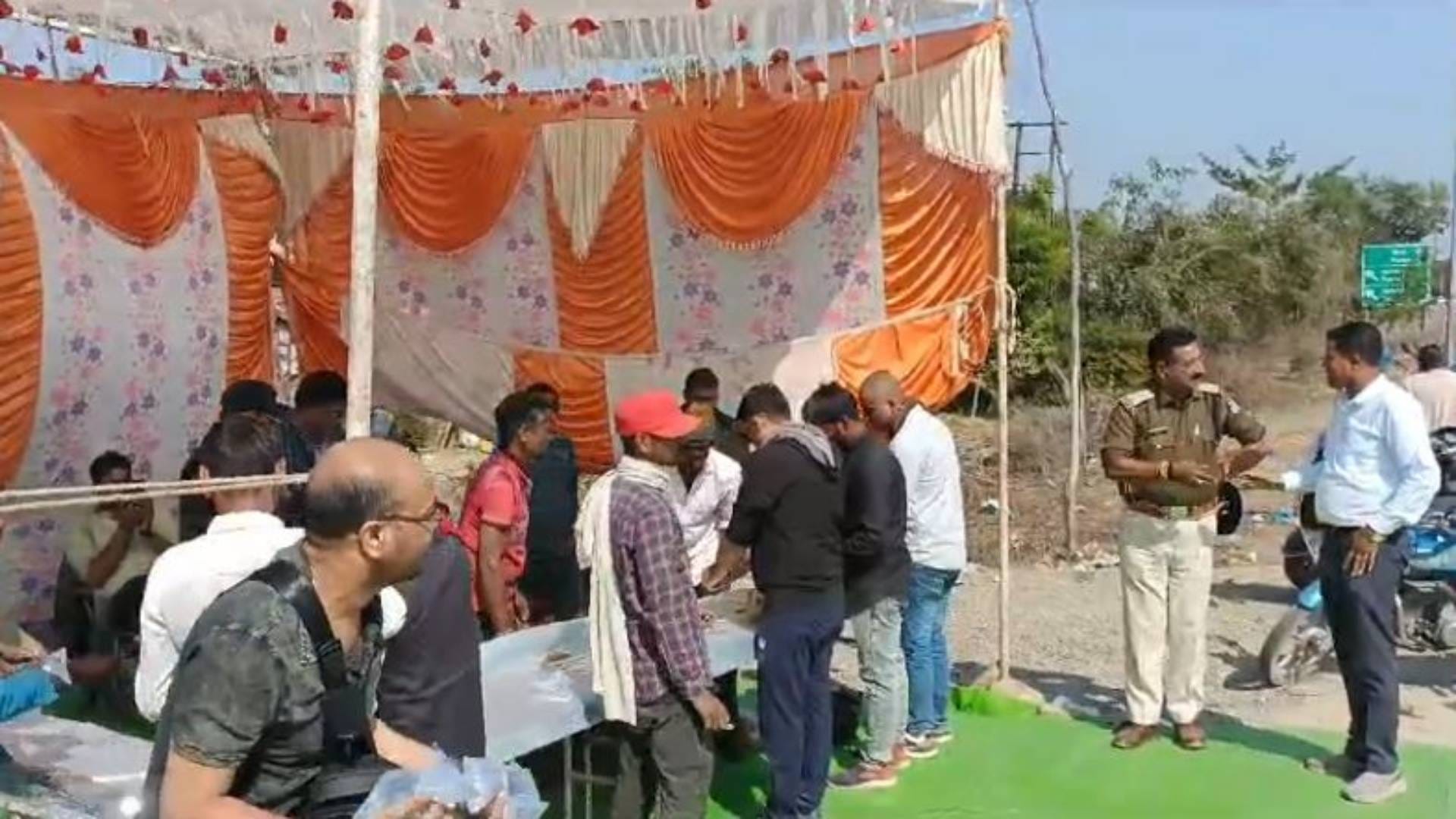 Mahakumbh Traffic Food arrangements made at many places for devotees going to Mahakumbh traffic jam
