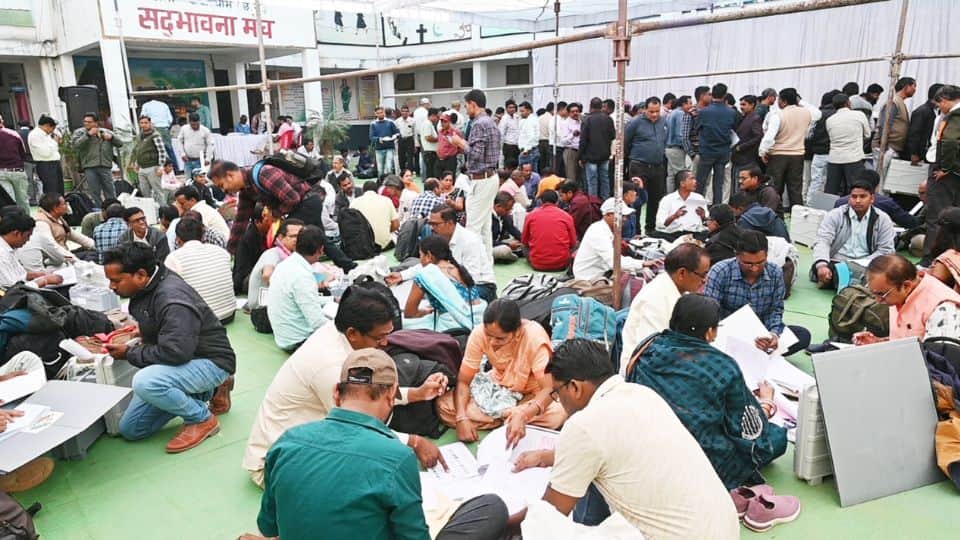Polling parties left for Chhattisgarh municipal elections