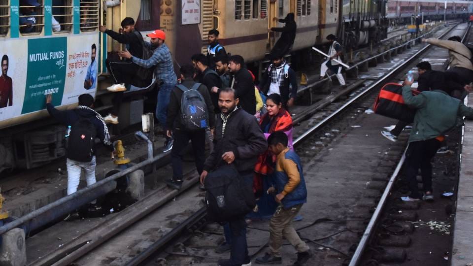 passengers going to Maha Kumbh entered bogies from track side In Lucknow when entry not allowed from platform