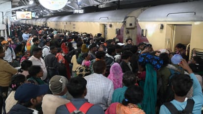 Mahakumbh 2025: More than three crore people have traveled in trains, this figure was crossed on Tuesday