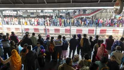 प्रयागराज जंक्शन पर उमड़ी भीड़।