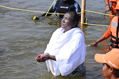 President of India droupadi murmu both in prayagraj sangam