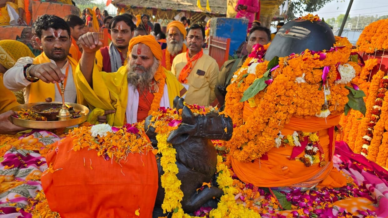 Idols went on a city tour in the procession devotees were seen dancing worship was done at Madiya Ghat Shiva