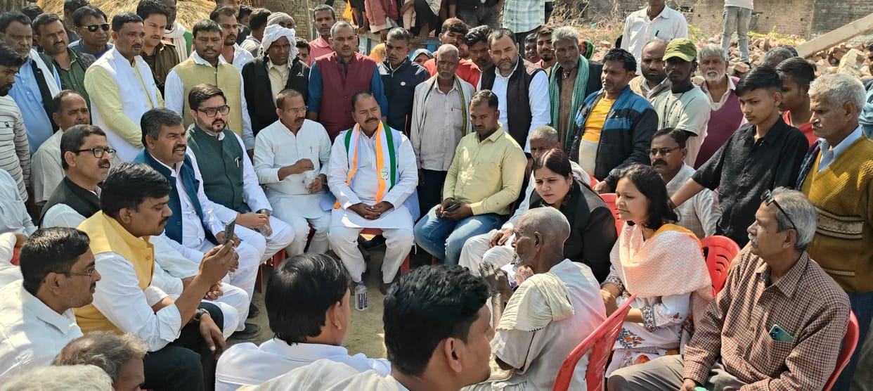 Raebareli: Congress leaders met the Dalit family whose house was demolished by bulldozing.